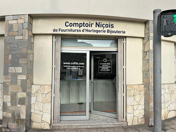 Le magasin Comptoir Niçois consacré aux artisans horlogers et bijoutiers, situé 2 rue Général Hoche à Nice
